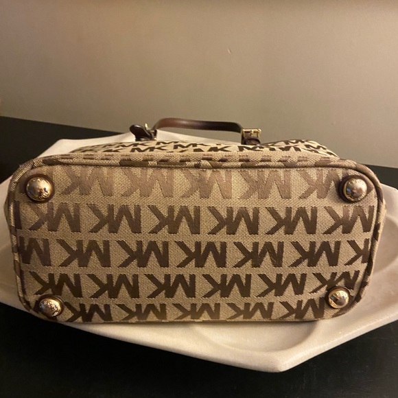 Michael Kors monogram tote style bag with leather handles in brown and tan - Picture 3 of 15